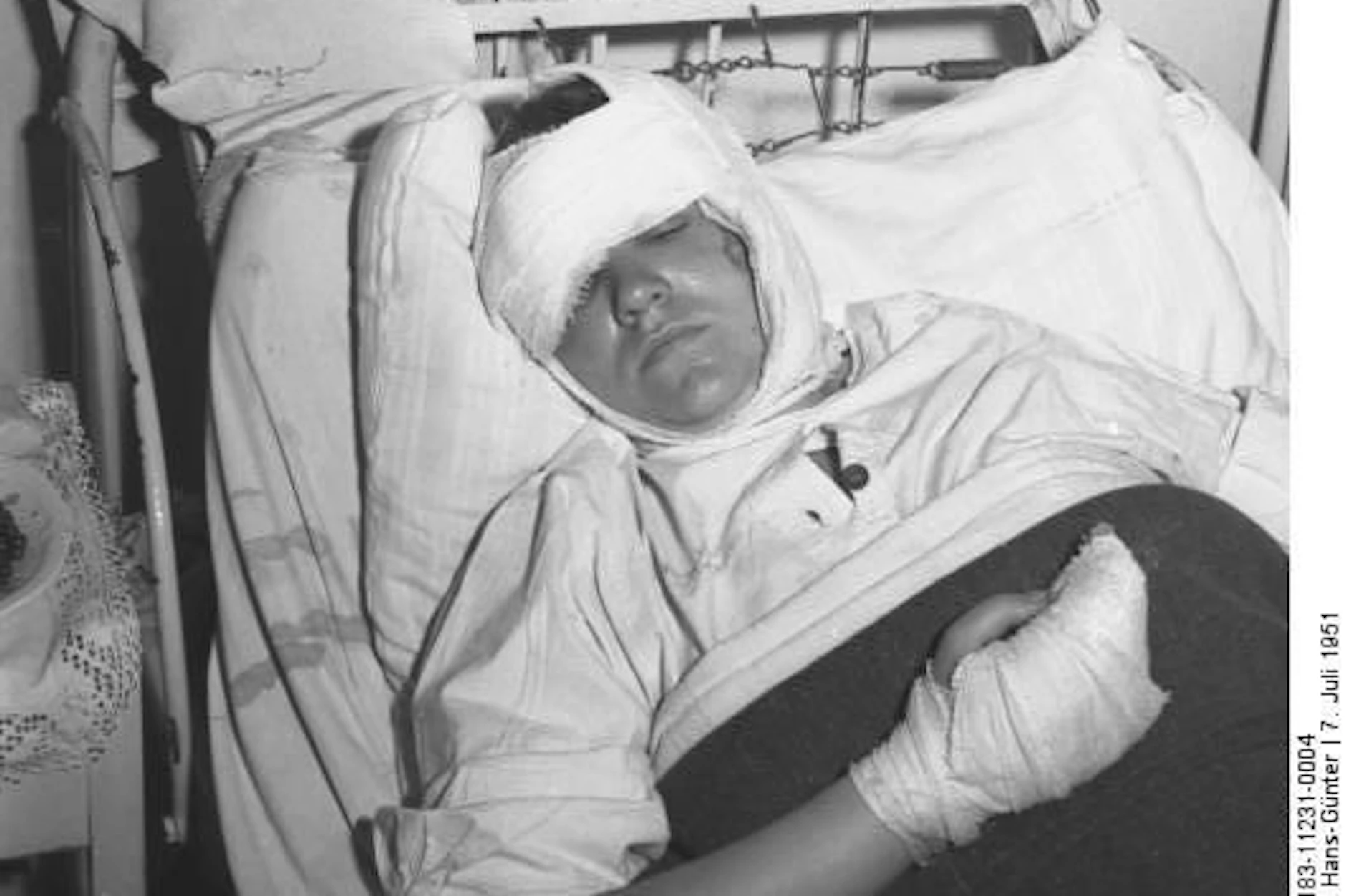 Eine verletzte Pionierleiterin im Krankenhaus Friedrichshain. Wie viele Menschen bei dem Schiffsunglück in der DDR ums Leben kamen, ist nicht ganz klar.