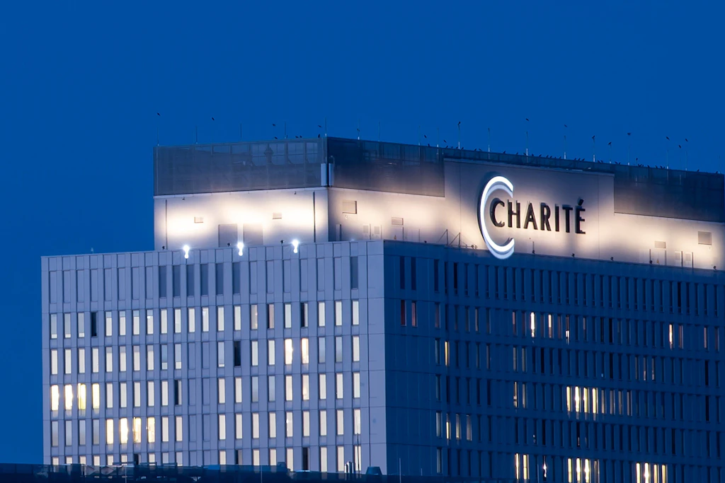 Das Bettenhaus der Charité am Abend: Dem Uniklinikum steht erneut ein Streik bevor. (Archivbild)
