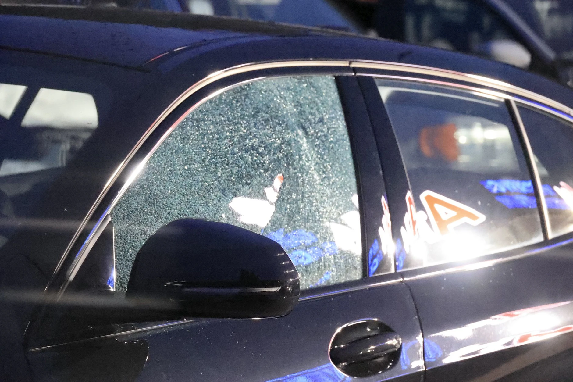 Sieben Autos wurden beschädigt, viele Scheiben sind zerborsten.