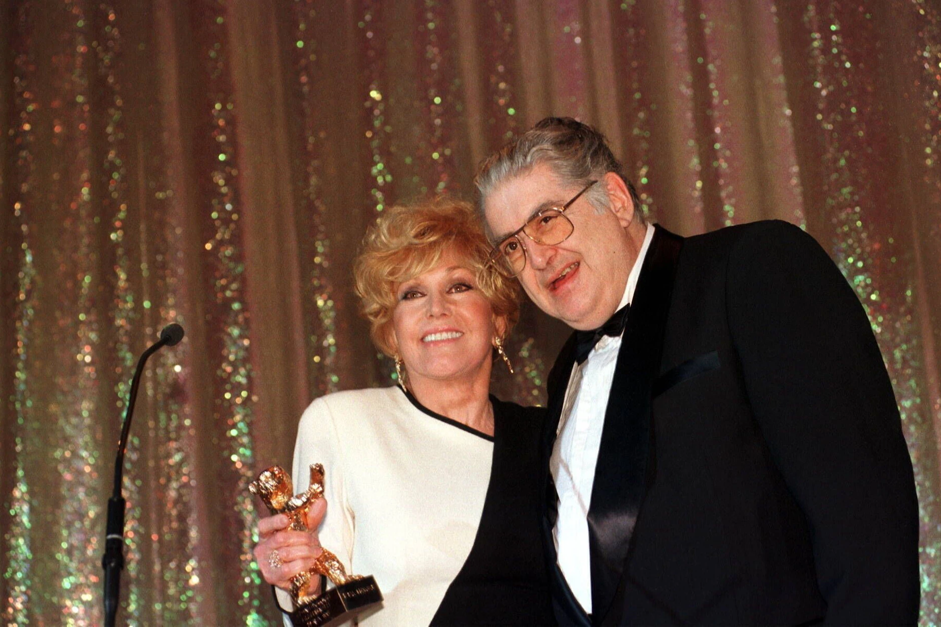 Schauspielerin Kim Novak bekam&nbsp; 1997 den Goldenen Berlinale Bären für ihr Lebenswerk verliehen – von Moritz de Hadeln.