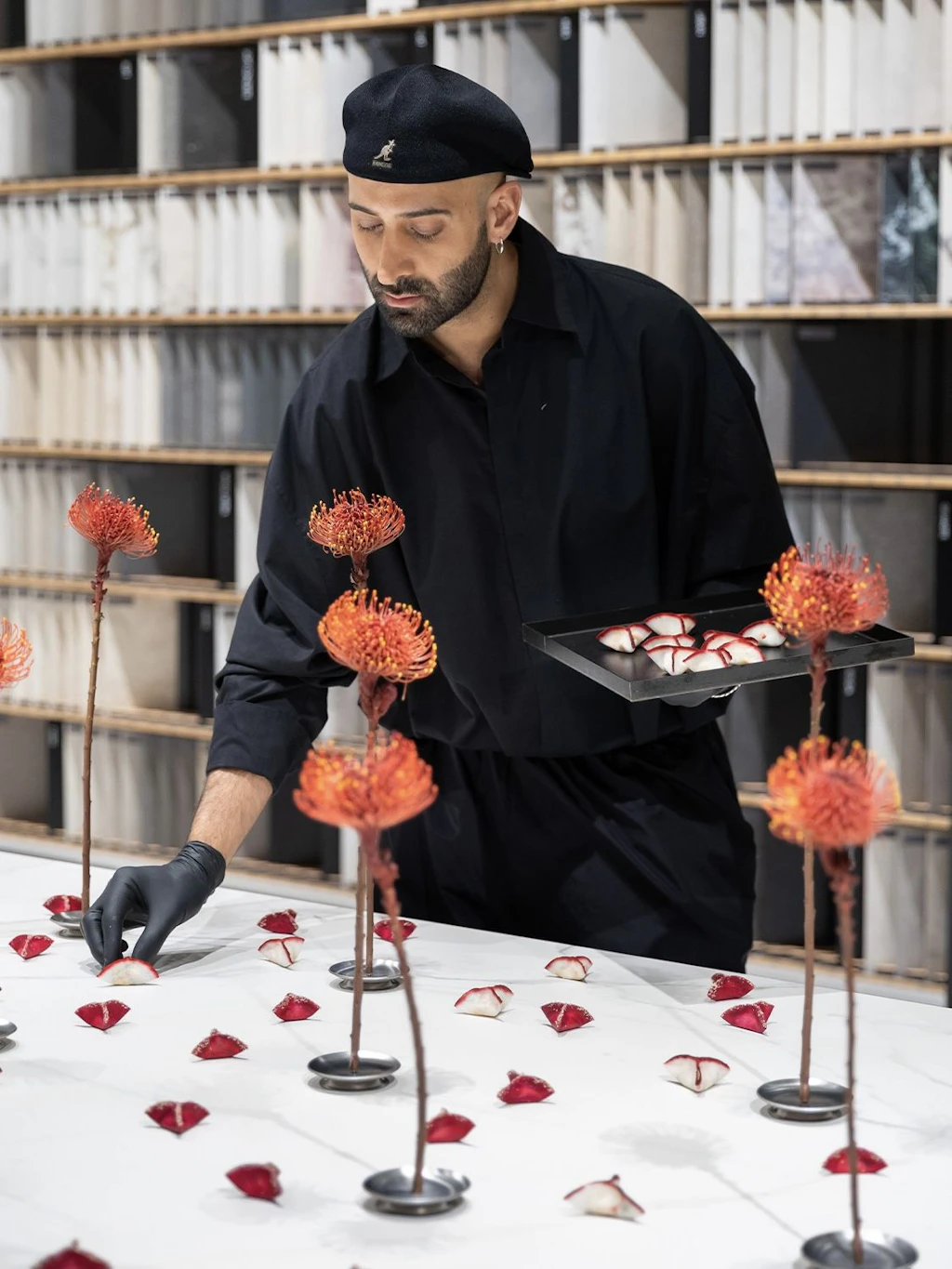 Bei Idan Gilonys Arbeit fügen sich präzise platzierte Essenskreationen und florale Dekoration zu künstlerischen Installationen zusammen.