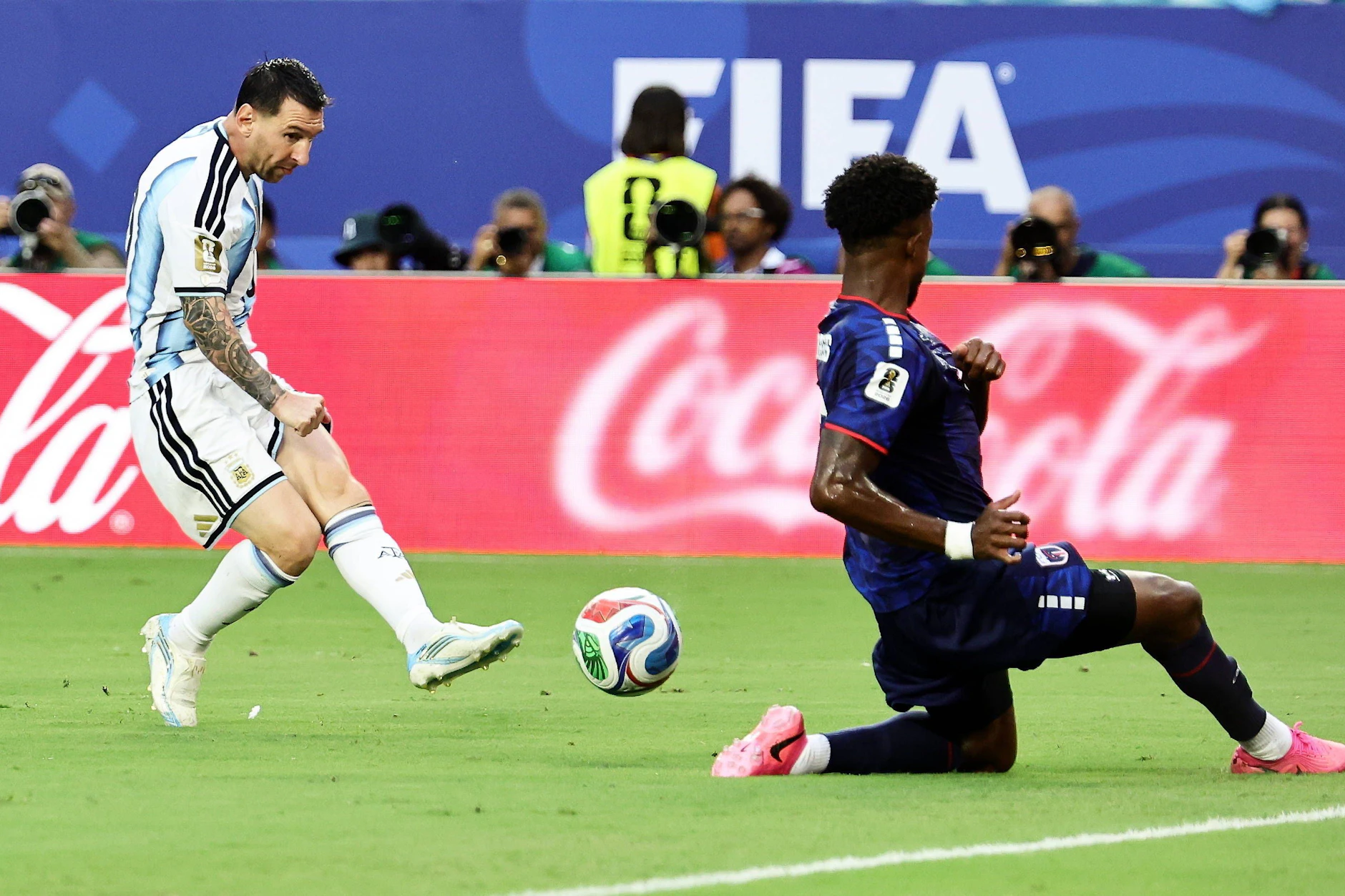 Sich reinhauen wie Kap Verde gegen Argentinien-Superstar Lionel Messi (l.) - das ist das, was Rufat Dadashov auch von seinem BFC erwartet.