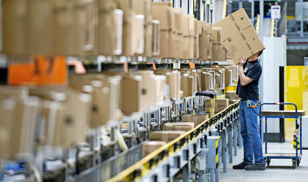 Überwachung, Druck, keine Tarifverträge: EU-Abgeordnete wollen sich Amazon-Lager von innen ansehen