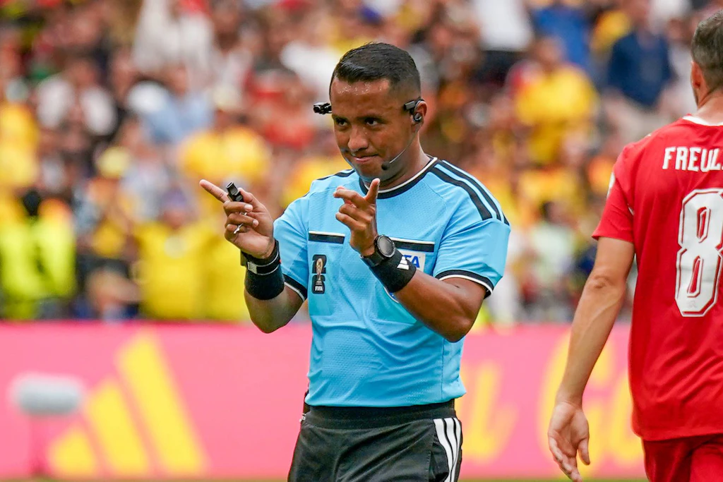 Kuriose Szene machte ihn berühmt: Dieser Schiedsrichter pfeift das WM-Halbfinale
