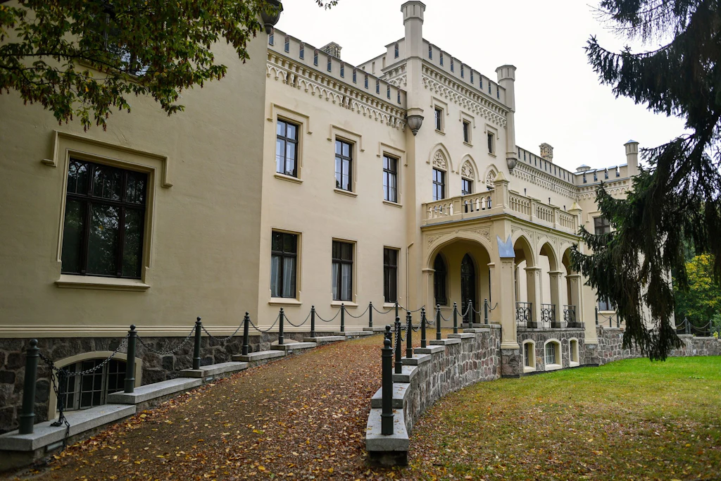 Schloss Reichenow im Landkreis Märkisch-Oderland. 1897 bis 1900 nach englischem Vorbild erbaut, heute Hotel mit Restaurant.