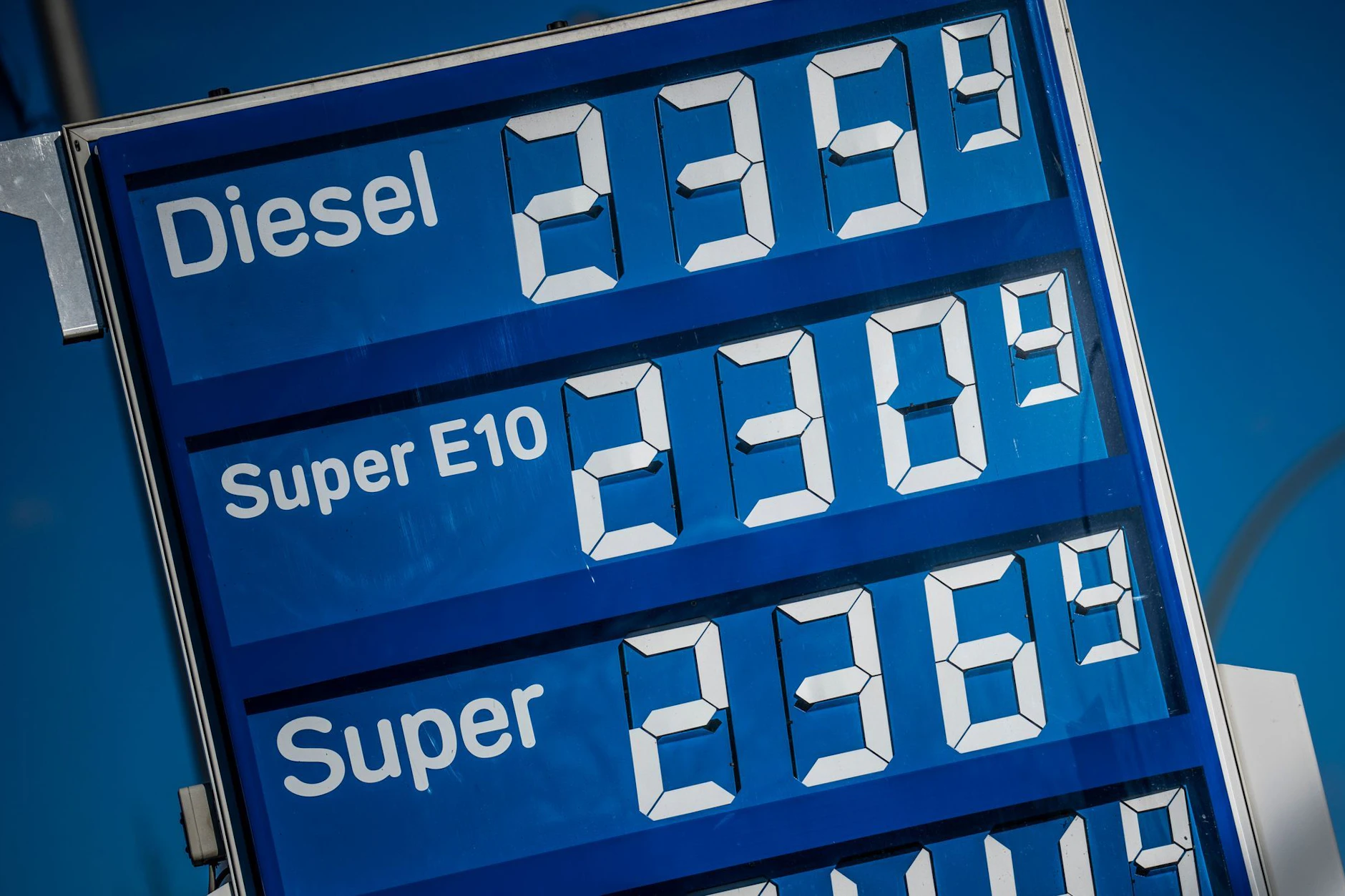 So hoch sind sie derzeit nicht mehr: Die Spritpreise für Diesel und Benzin sind an einer Tankstelle angezeigt.