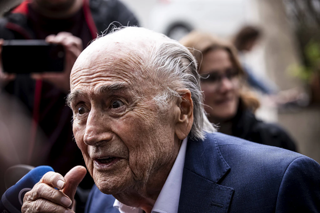 Empörter Blick: Ex-Fifa-Präsident Sepp Blatter (90) kritisiert seinen Nachfolger Gianni Infantino scharf.