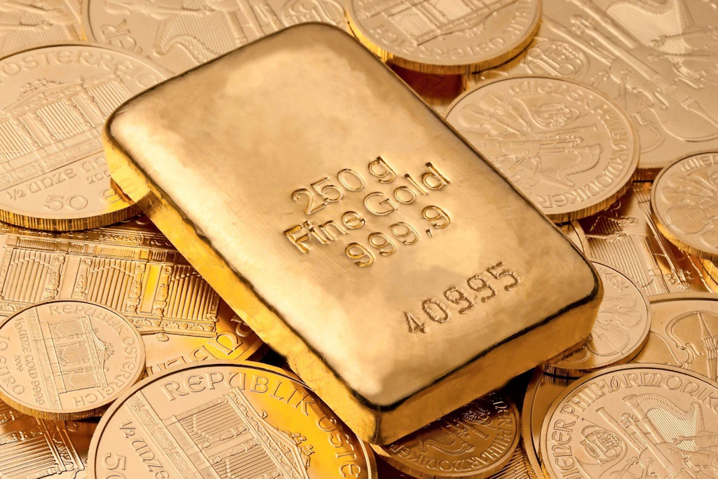 Goldbarren und Goldmünzen: Seit dem Ölpreisanstieg im August hat der Goldpreis rund acht Prozent verloren. Die Bank of America hält einen Rückgang auf 3750 Dollar je Feinunze für möglich. Symbolbild.