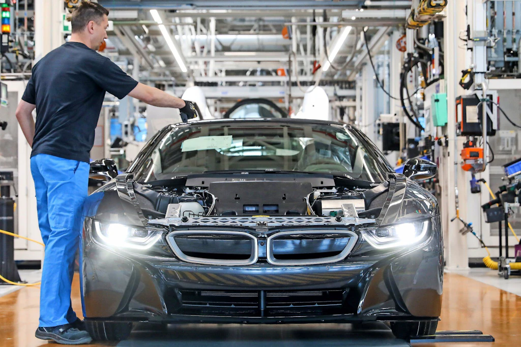 Ein BMW-Mitarbeiter bei der Produktion. Beim Hochlauf des Werks in Ungarn setzt der Konzern auch auf Fachkräfte aus Deutschland.