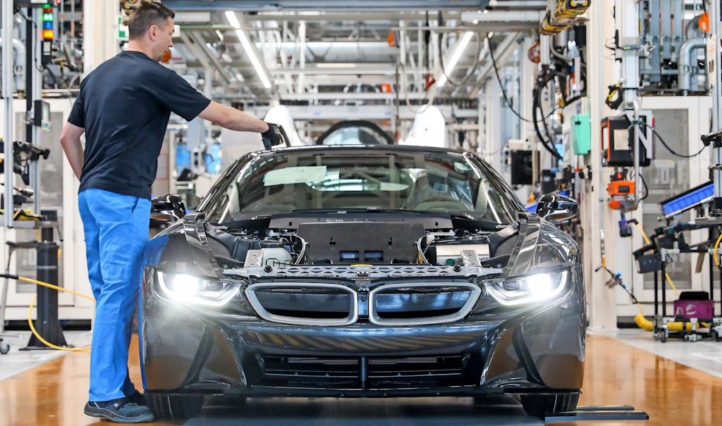 BMW fliegt deutsche Mitarbeiter nach Ungarn: Jetzt erklärt der Konzern den Grund