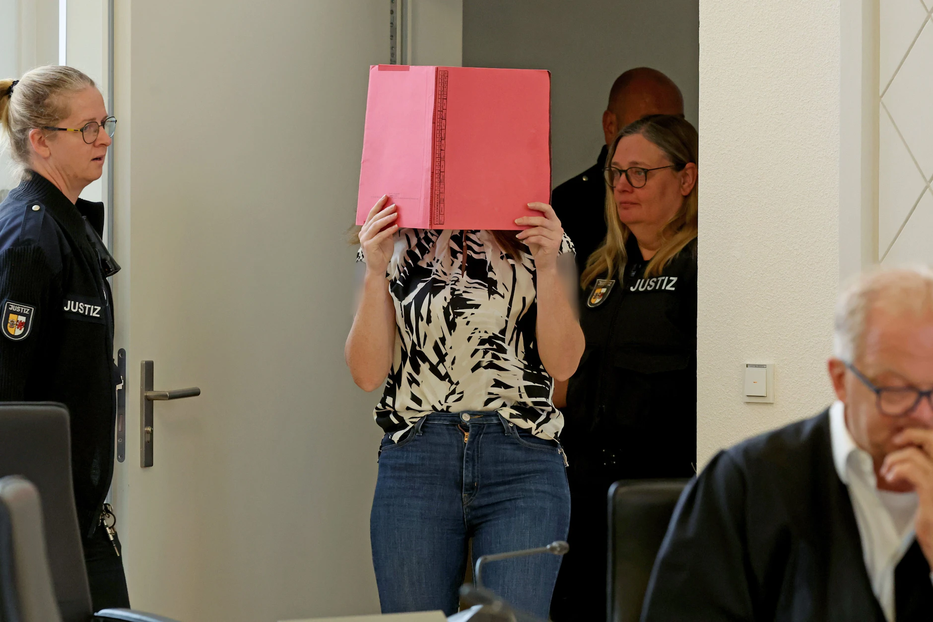 Die Angeklagte Gina H. wird im Prozess um den Mord an Fabian in den Gerichtssaal geführt.