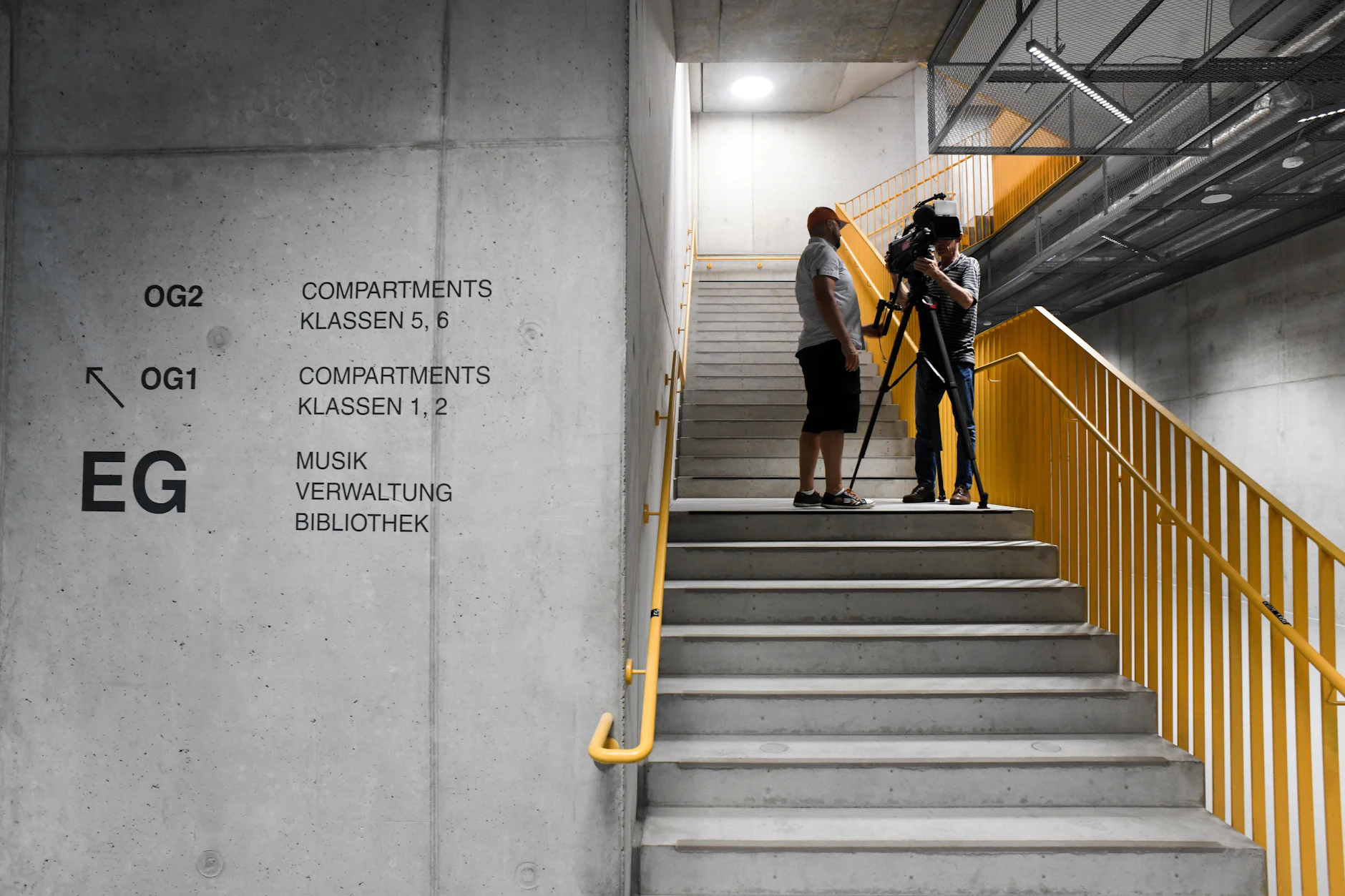 Der moderne Neubau ist die größte Schule des Bezirks.