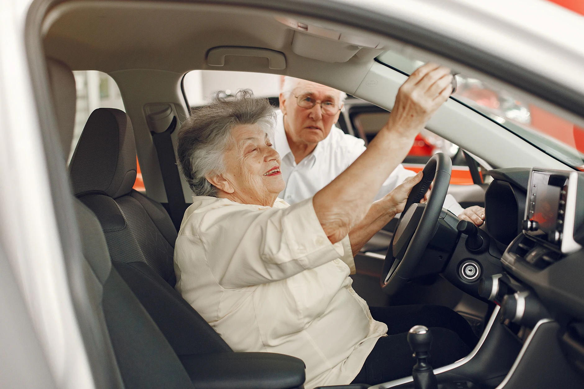 Wann dürfen Senioren noch Auto fahren? Über die Fahrerlaubnis entscheidet nicht das Alter allein, sondern die individuelle Fahreignung. (Symbolbild)