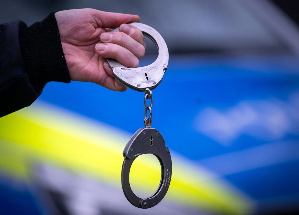 Männer über Dating-App gelockt und ausgeraubt – Berliner Polizei nimmt 20-Jährigen fest