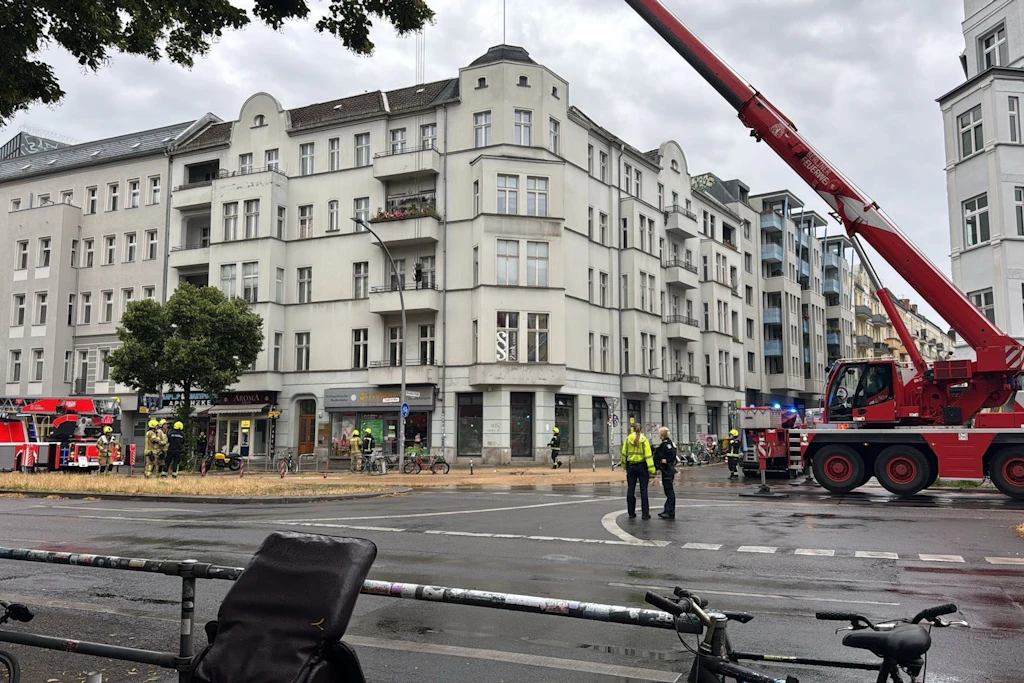 Die Feuerwehr war wegen des Wasserrohrbruchs in Friedrichshain im Einsatz.