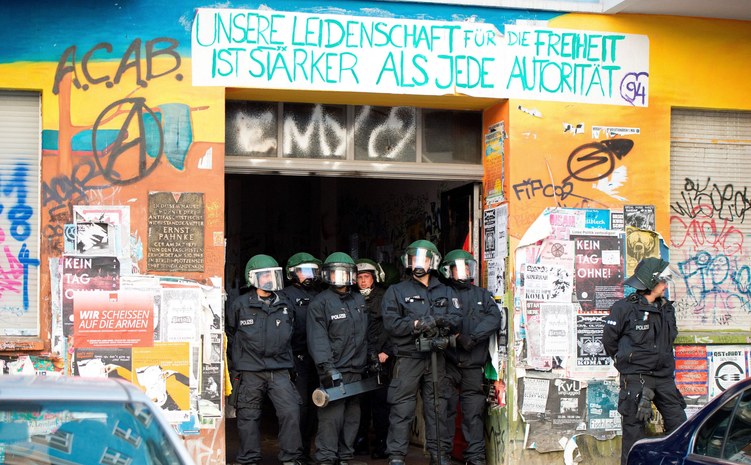 Berlin-Friedrichshain: Angriff mit Pyrotechnik auf Polizisten in der Rigaer Straße