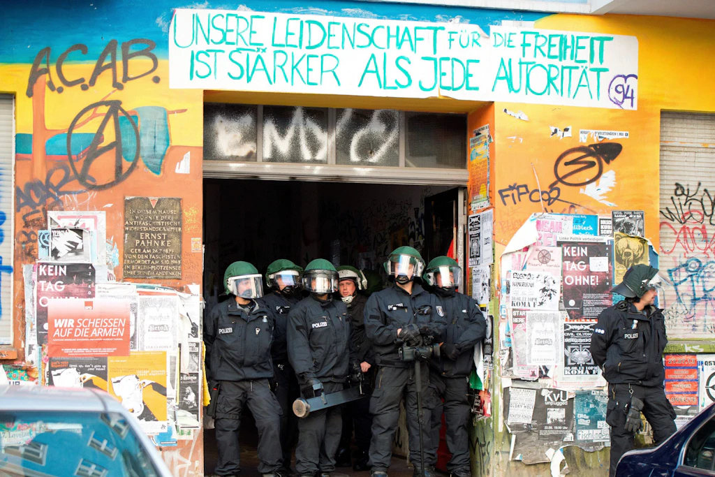 Polizisten sichern in der Rigaer Straße in Berlin die Durchsuchung von Wohnungen der linken Szene. (Symbolbild)