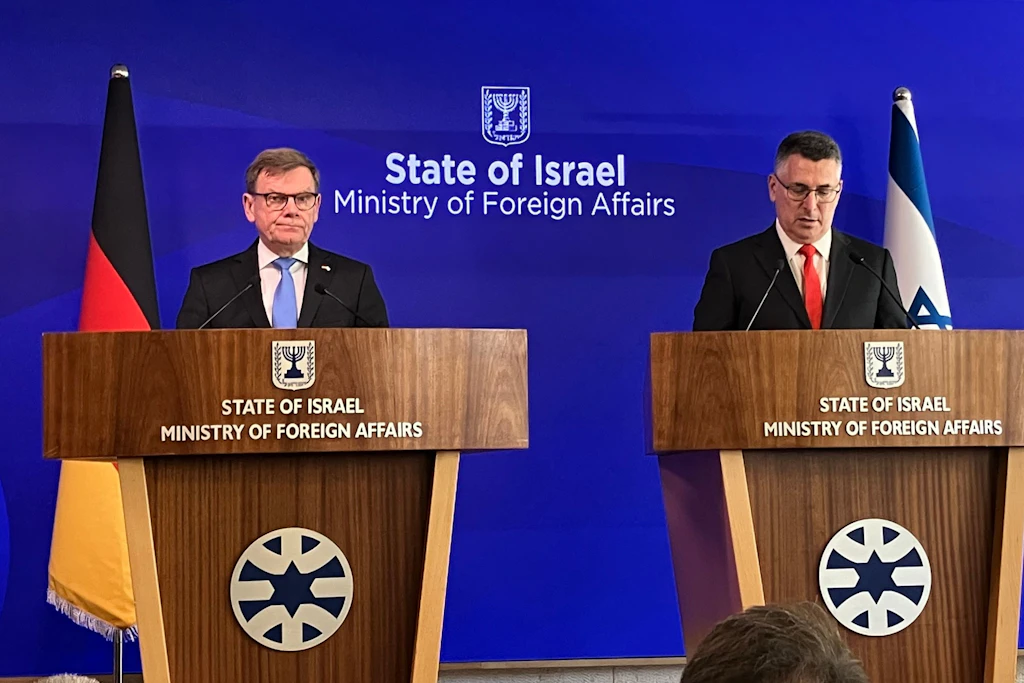 Johann Wadephul (CDU), Bundesaußenminister, und sein israelischer Amtskollege Gideon Saar (Archivbild)