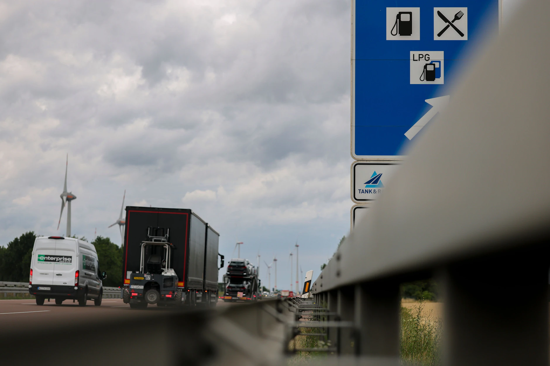 Wenn der kleine Hunger kommt, lohnt sich oft ein Abstecher weg von der Autobahn.