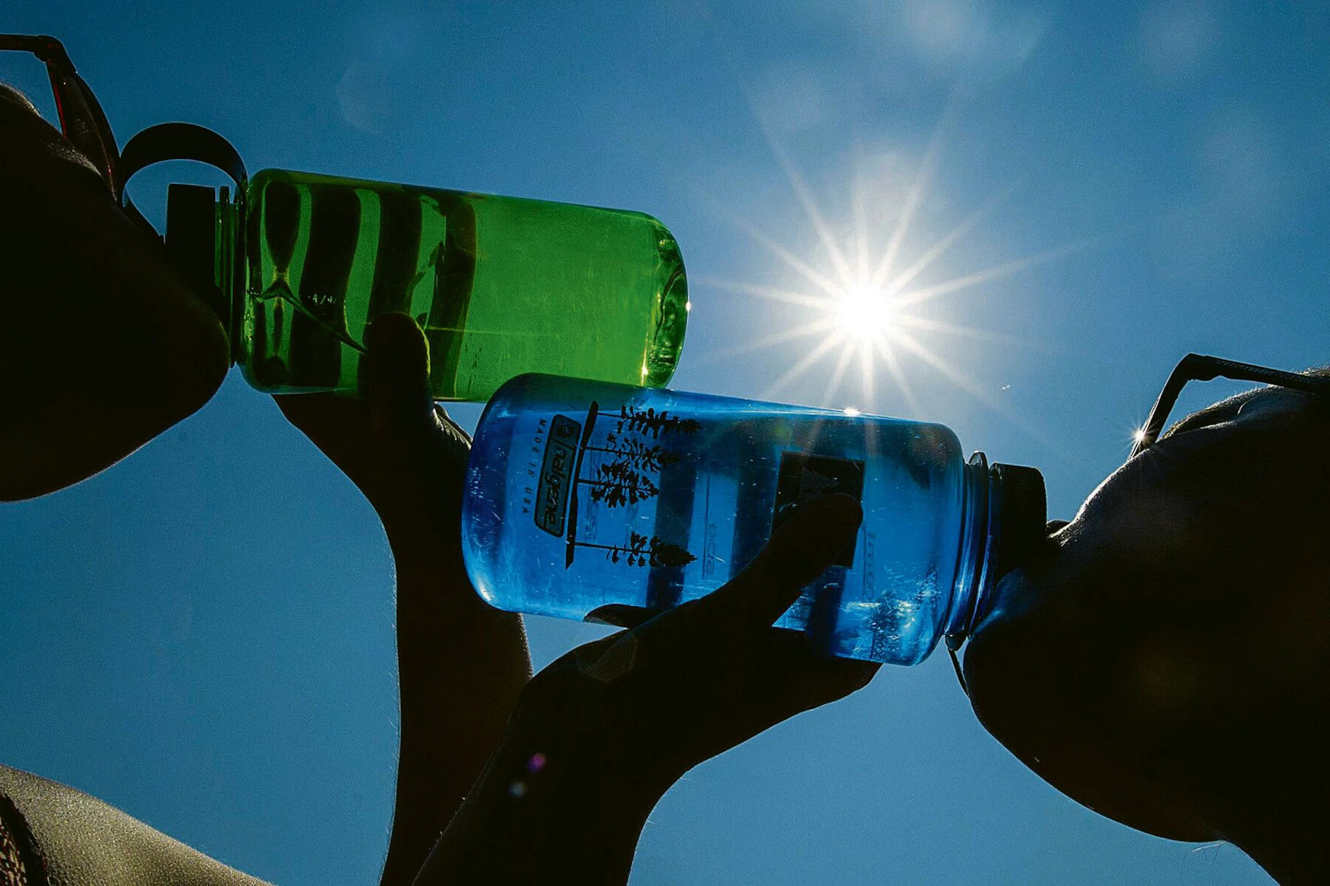 An heißen Tagen wie jetzt am Donnerstag sollte man bis zu 3 Liter Flüssigkeit zu sich nehmen.