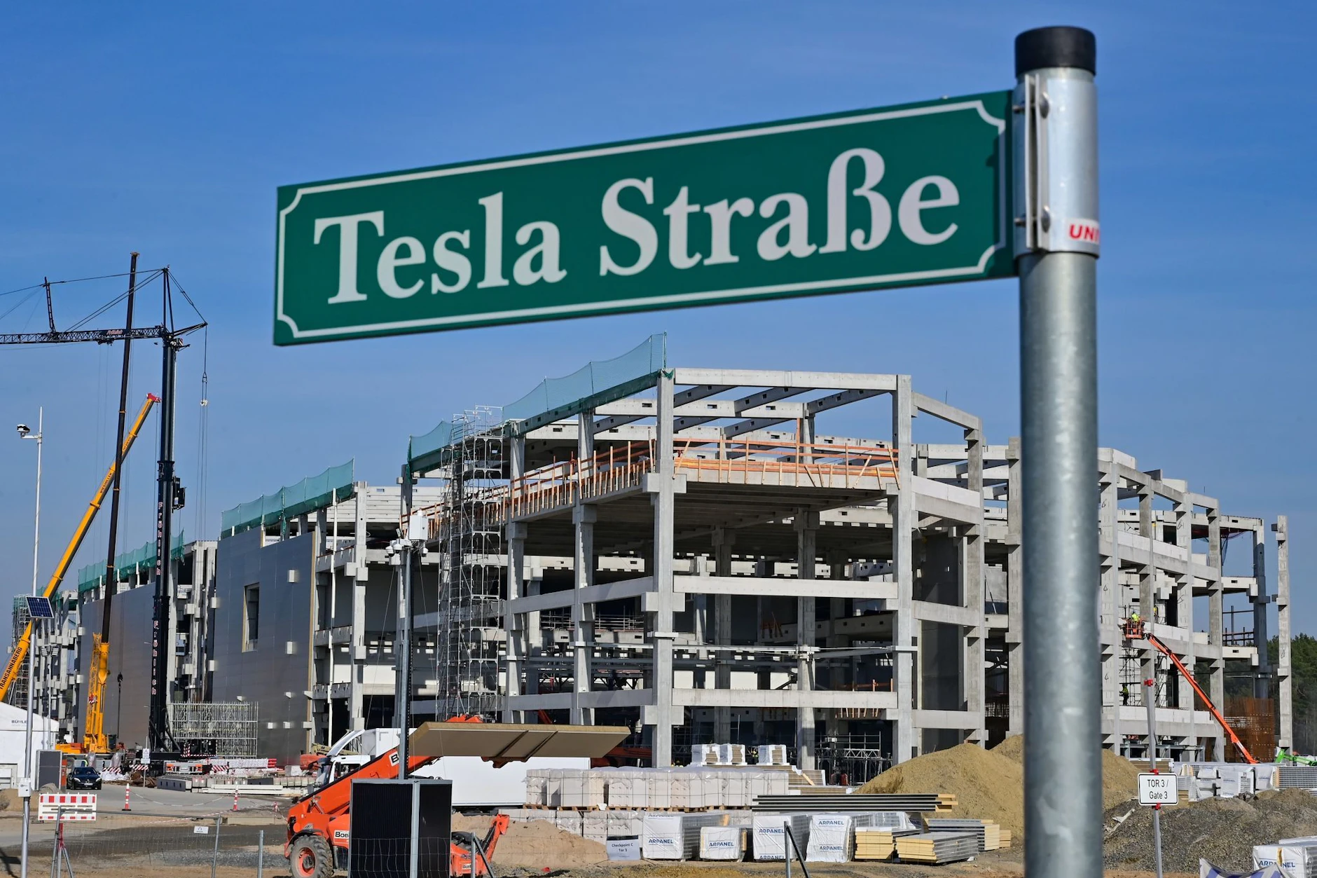 Die Tesla-Baustelle mit dem Rohbau für die künftige Batteriefabrik im Jahr 2022. Das Projekt Gigafactory hatte für Proteste gesorgt, soll nun aber weiter ausgebaut werden.