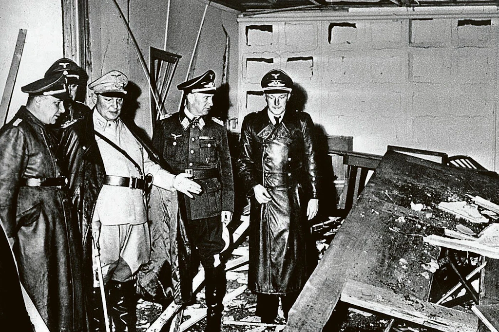 Reichsmarschall Hermann Göring (2. v.l.) und&nbsp;Martin Bormann (l.)&nbsp; im Führerhauptquartier Rastenburg, wo Stauffenberg am 20. Juli 1944 eine Sprengladung zündete.
