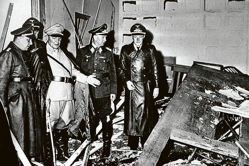 Reichsmarschall Hermann Göring (2. v.l.) und&nbsp;Martin Bormann (l.)&nbsp; im Führerhauptquartier Rastenburg, wo Stauffenberg am 20. Juli 1944 eine Sprengladung zündete.