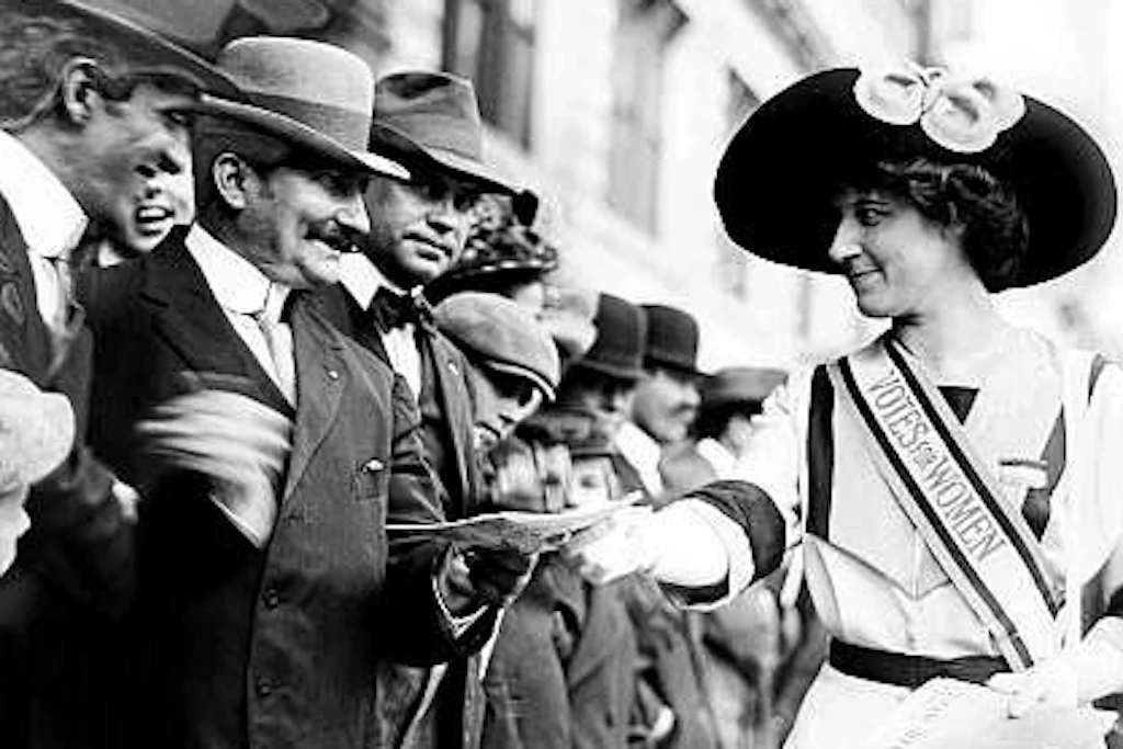Frauenrechtlerin Inez Milholland (1886–1916) verkauft feministische Zeitungen an Passanten während einer Suffragetten-Parade in New York City, etwa zwischen 1913 und 1916.