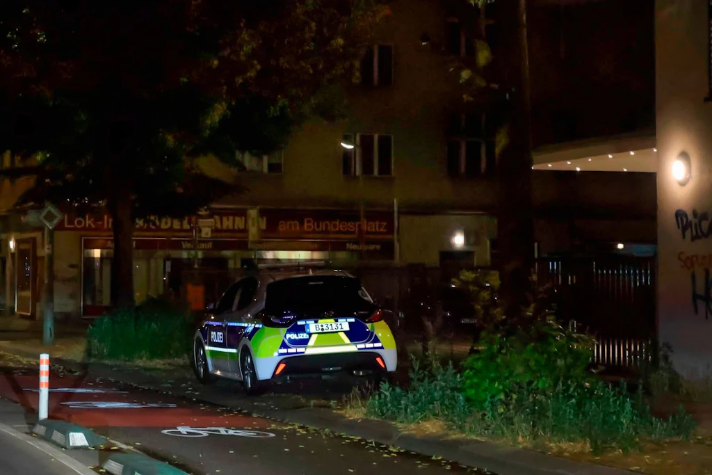 Nach Schüssen auf Baufirma in Berlin-Wilmersdorf: Schützt die Polizei jetzt das Gebäude?