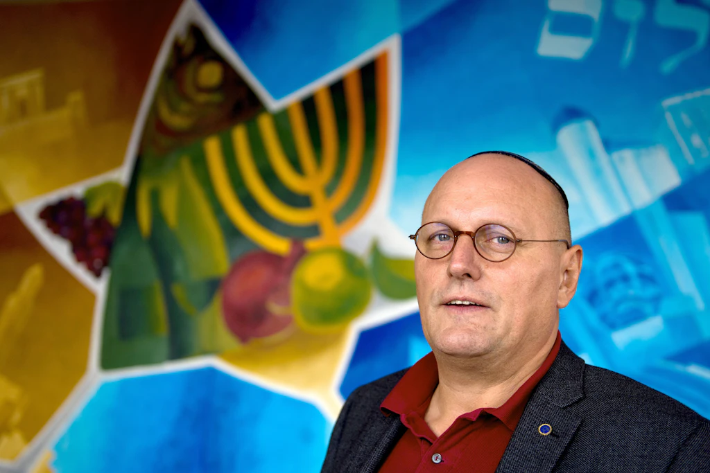 Uwe Dziuballa, Eigentümer des jüdischen Restaurants Schalom, steht vor einem Wandbild in seinem Restaurant in Chemnitz.