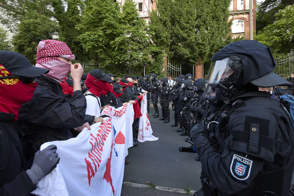 Vermummte Aktivisten blockierten eine Straße, die in Richtung des Messegeländes führte, wo die AfD ihren Parteitag abhielt.
