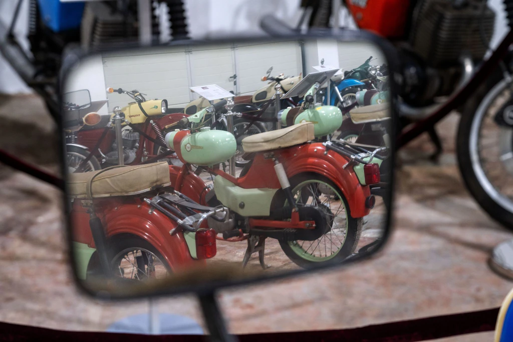 Motorräder und Mopeds aus der DDR werden auch im Oldtimer-Museum auf Rügen gezeigt.