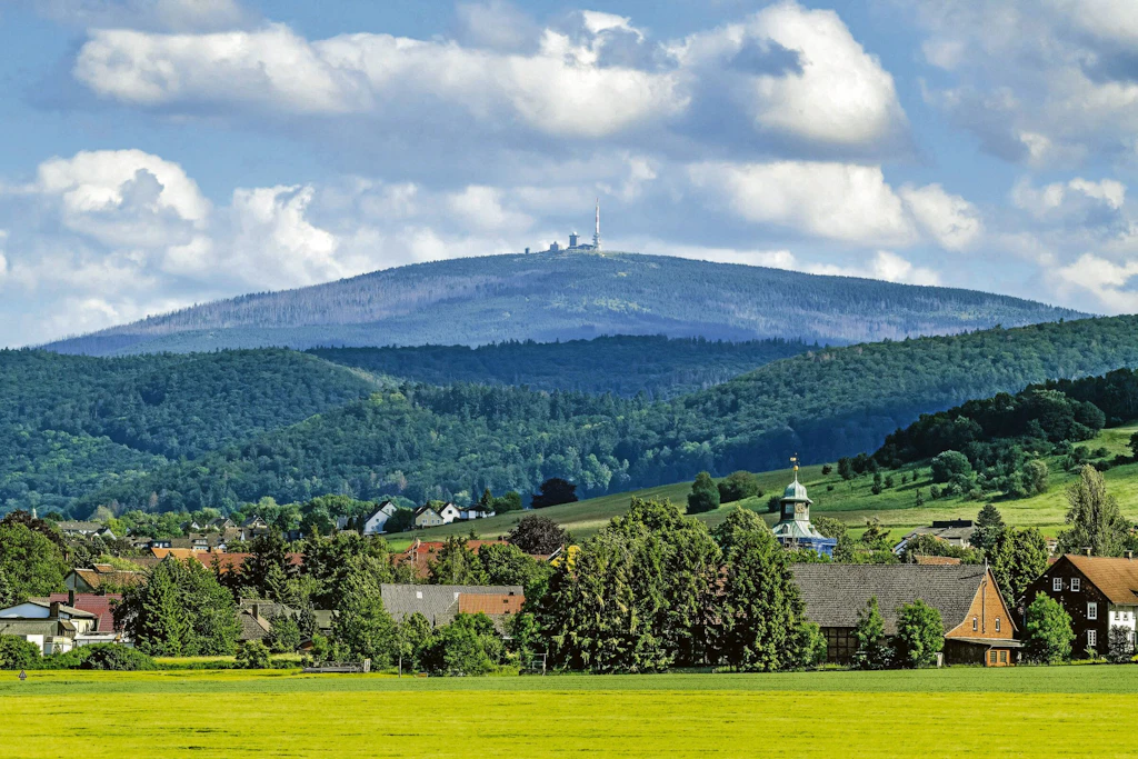 Blick auf den Brocken: Auf dem höchsten Berg Norddeutschlands erwartet der DWD ab der Nacht zum Samstag Sturmböen, bis zur Nacht zum Sonntag steigern sie sich auf bis zu 95 km/h. (Archivbild)
