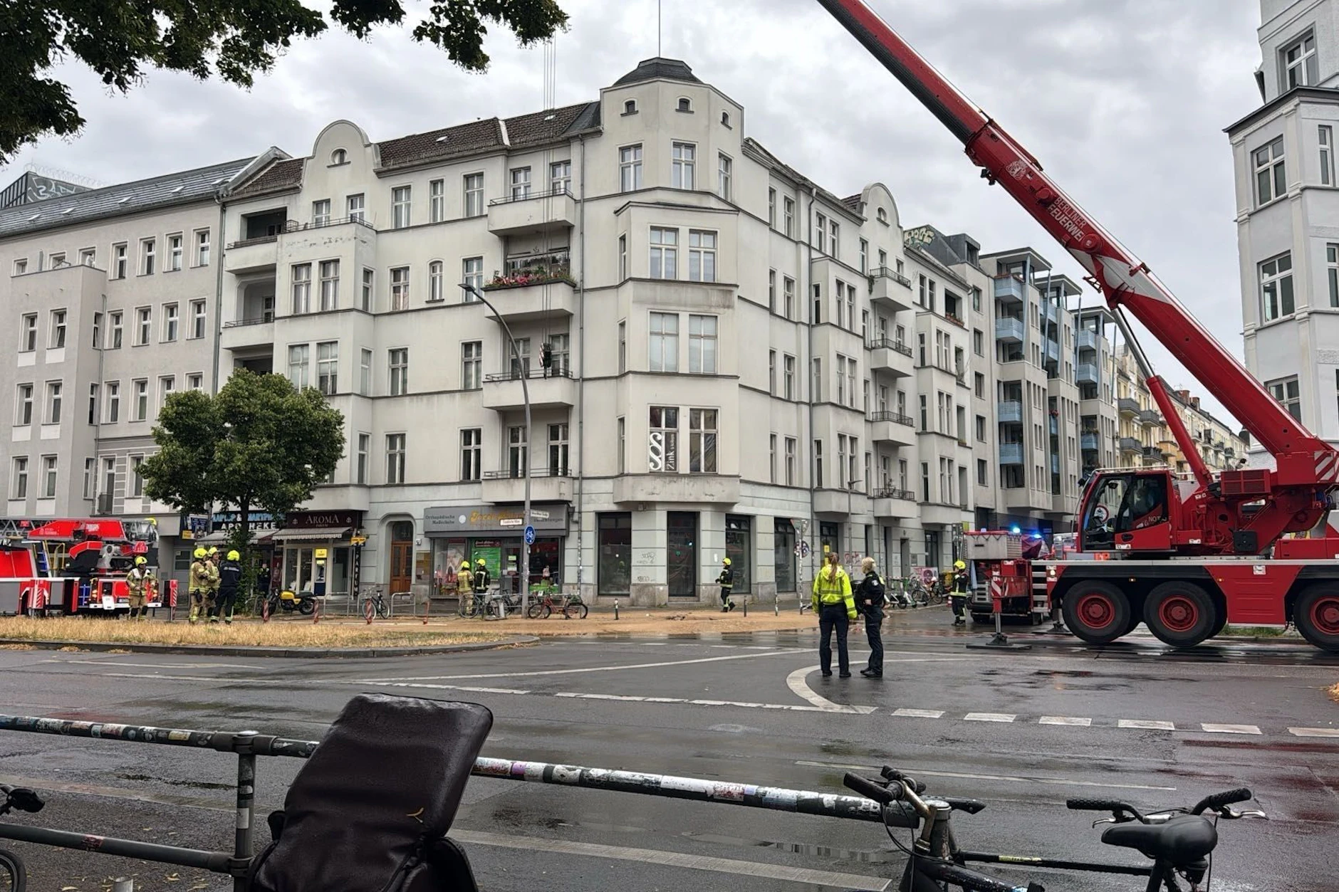 Der Wasserrohrbruch hat Sand nach oben gespült und ein Loch in den Gehweg gerissen. Der Straßenabschnitt <a href="https://www.berliner-kurier.de/berlin/tragischer-motorradunfall-in-berlin-fahrerin-stirbt-bei-kollision-li.10028727">Frankfurter Allee Höhe Samariterstraße ist daher abgesperrt</a>.