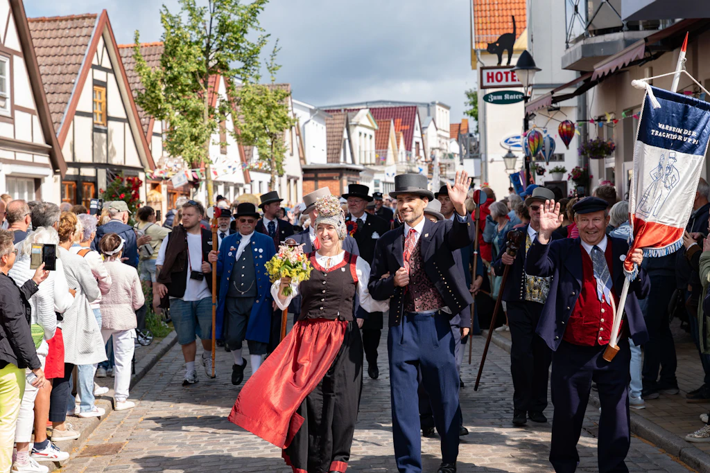 Der "Niege Umgang" mit Trachtengruppen am 4. Juli bei der Eröffnung der 88. Warnemünder Woche.