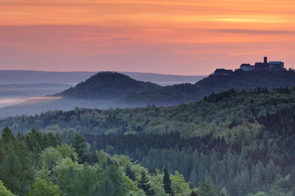 Aussicht vom Rennsteig über den Thüringer Wald zur Wartburg bei Eisenach: In Thüringen will man ab sofort verstärkt Natur, Geschichte und berühmte Personen als Tourismus-Joker spielen.