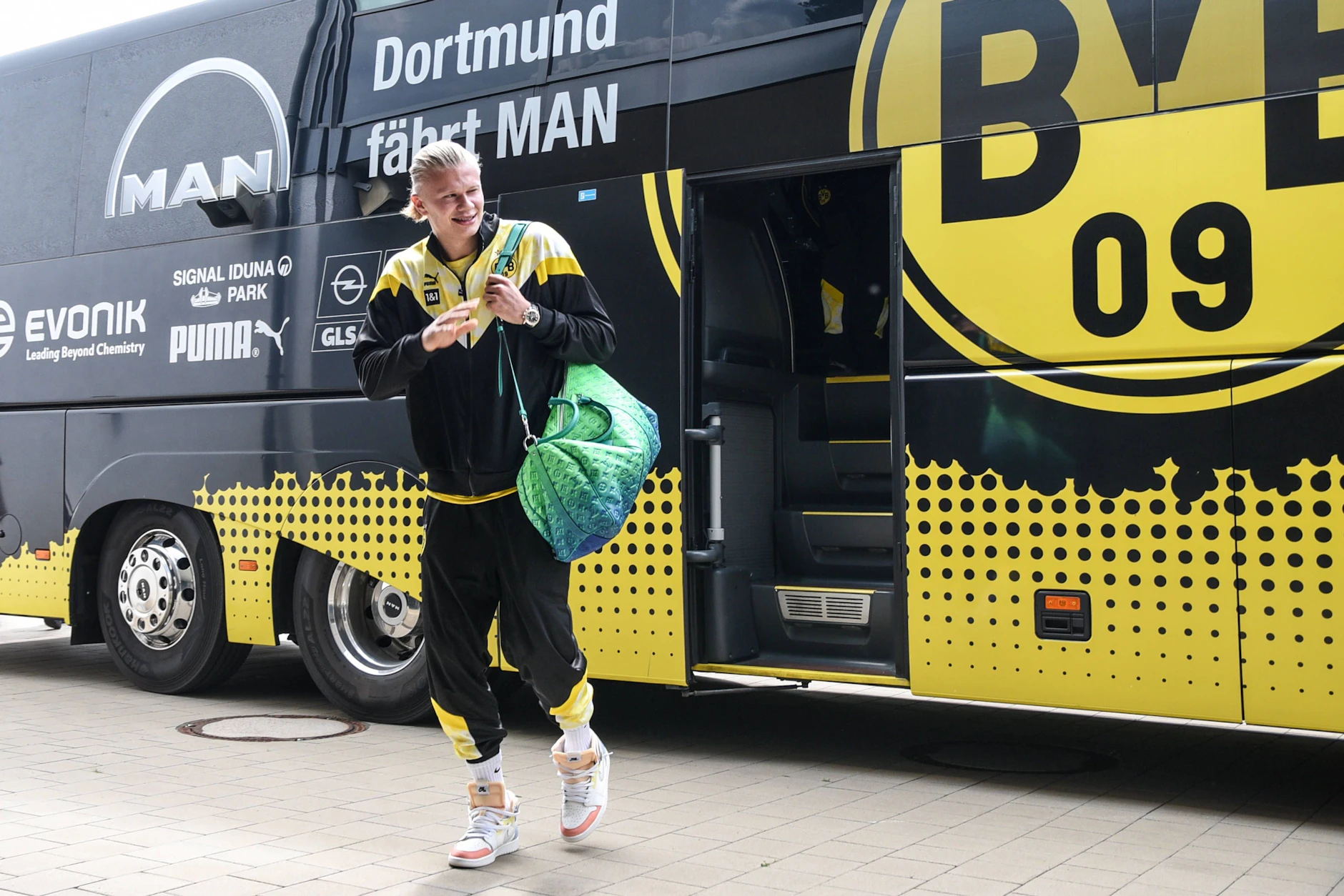 Mai 2022: Erling Haaland spielte noch für den BVB und reiste mit der Louis Vuitton Keepall 50B Taurillon Illusion in Blau/Grün.