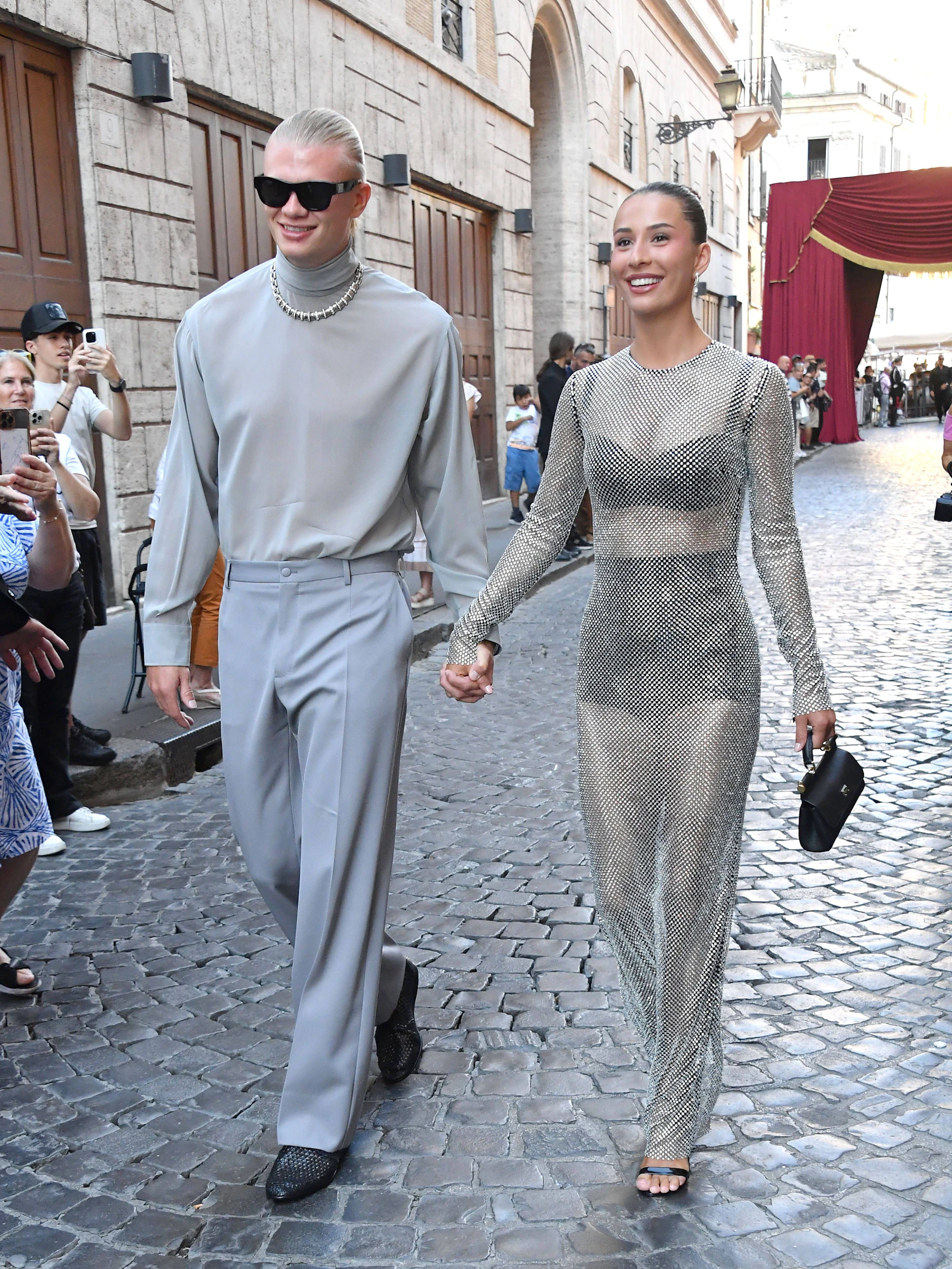 Erling Haaland und Isabel Haugseng Johansen im Juli 2025 in Rom auf dem Weg zu einer Fashion Show.
