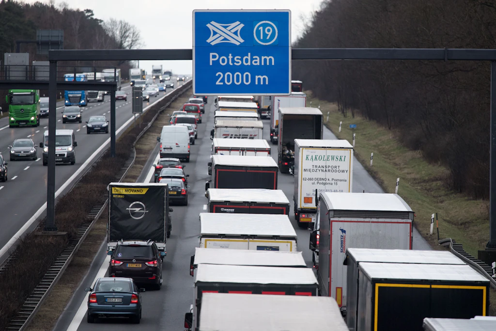 Alle Jahre wieder: Stau auf den Autobahnen - hier auf der A10, dem Berliner Ring bei Potsdam.