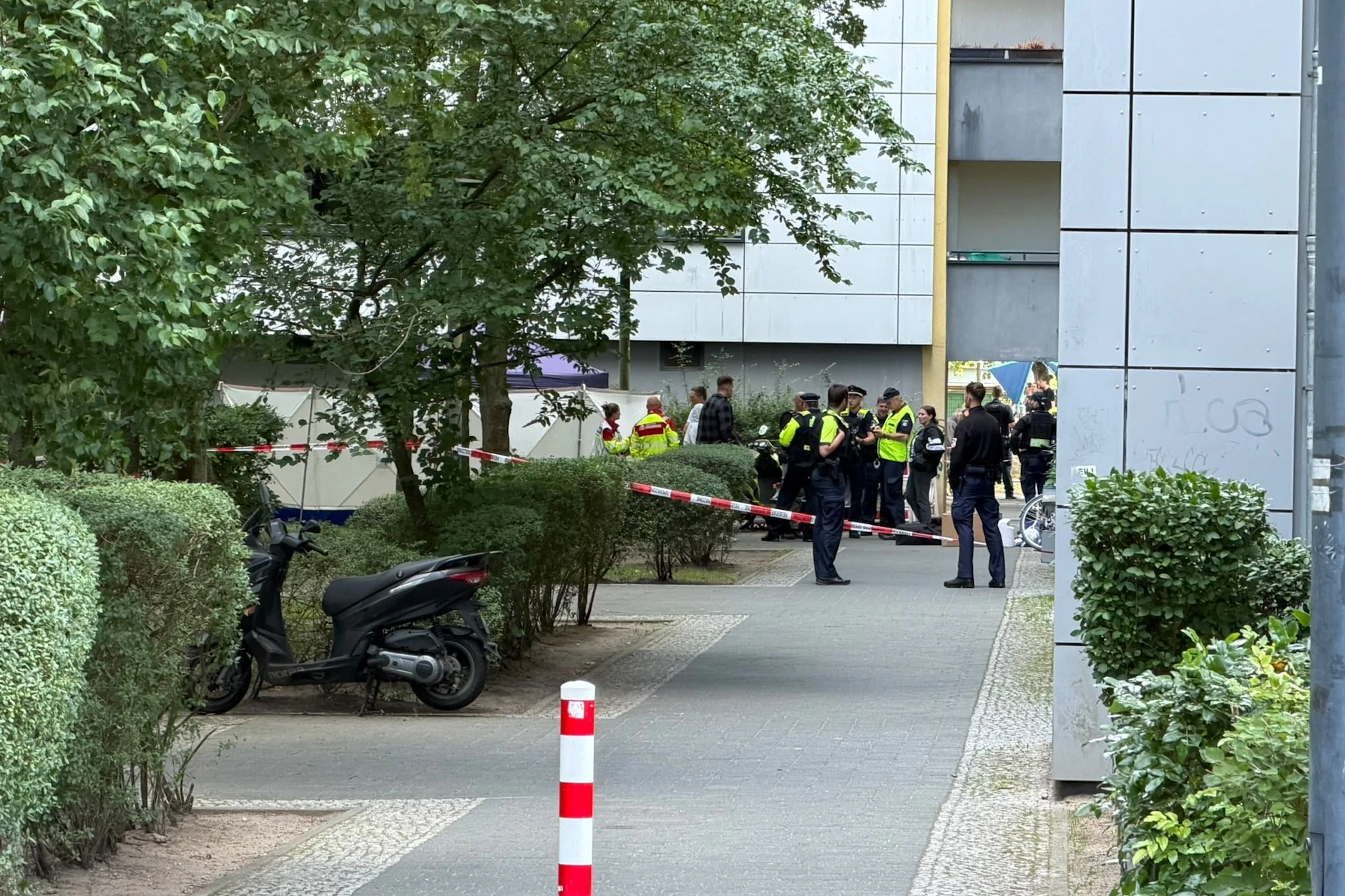 Der Fundort ist abgesperrt, die Polizei ermittelt.