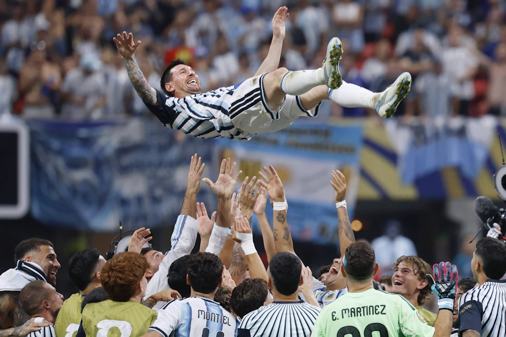 Alle für einen, alle für Lionel Messi: Der argentinische Superstar wurde nach dem Sieg gegen Ägypten von seinen Mitspielern gefeiert.