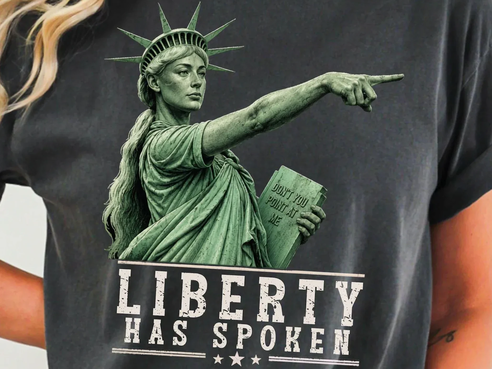 Die Fotomontage von Sophie Cunningham als Freiheitsstatue wird jetzt als T-Shirt verkauft.