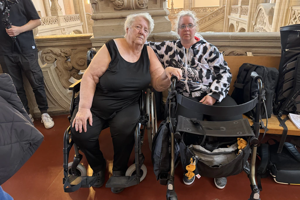 Tina Kromm (r.) und ihre Mutter Gertrud Uecker, Hinterbliebene eines mutmaßlichen Mordopfers von Palliativarzt Johannes M.