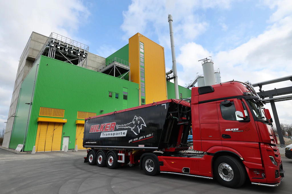 Ein Lkw liefert Klärschlamm für die neue Klärschlammverbrennungsanlage des Unternehmens EEW in Stavenhagen.