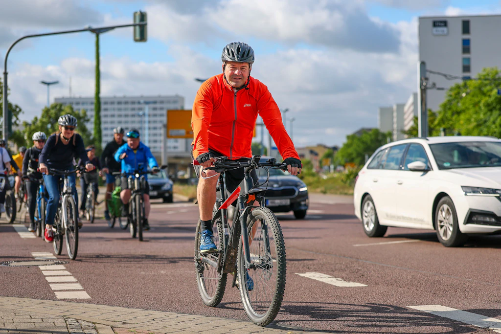 Sven Schulze (CDU) fährt im Rahmen seiner Sommertour mit dem Fahrrad durch Halle und besichtigte das Baufeld des geplanten Zukunftszentrums.