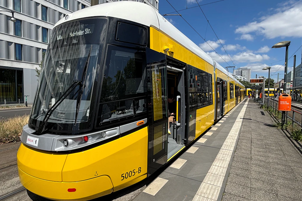 Ganz schön lang: Urbanliner 5005 hält am Mittwoch in Mitte. Wegen einer Baustelle endet die Fahrt an der Sulzfelder Straße in Weißensee.