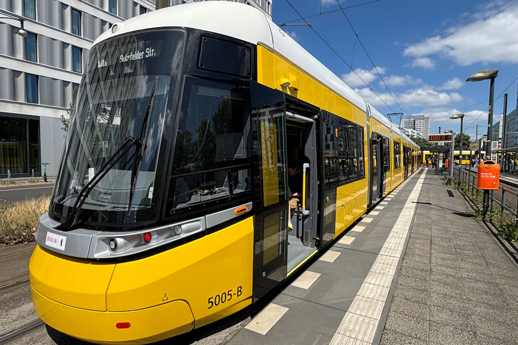 Neue XXL-Straßenbahn erstmals in Berlin unterwegs: So fährt es sich im Urbanliner der BVG