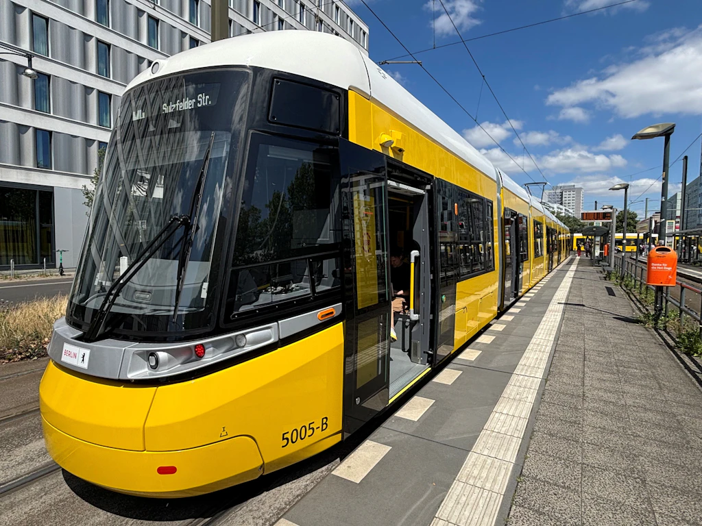Neue XXL-Straßenbahn erstmals in Berlin unterwegs: So fährt es sich im Urbanliner der BVG