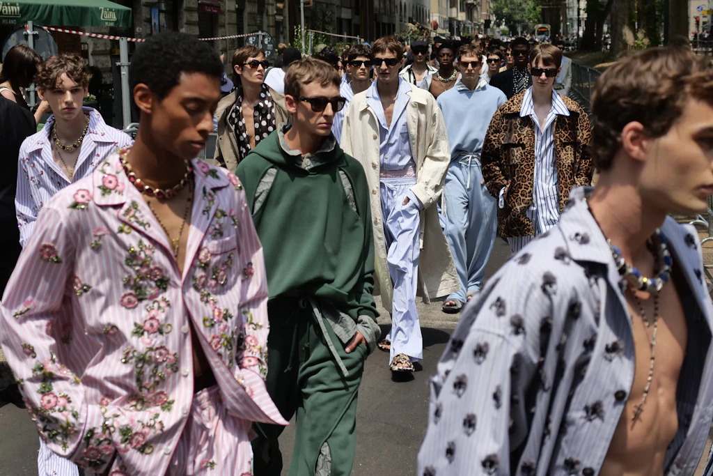 Die „Pyjama Boys“ bei der „Dolce & Gabbana“-Herrenschau für Frühling/Sommer 2026 in Mailand holten den Schlafanzug auf die Straße.