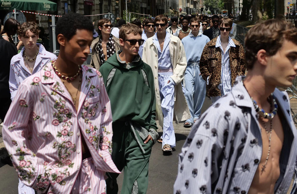 Pyjama-Chic: Warum Berlin-Mitte diesen Sommer den Schlafanzug auf die Straße holt